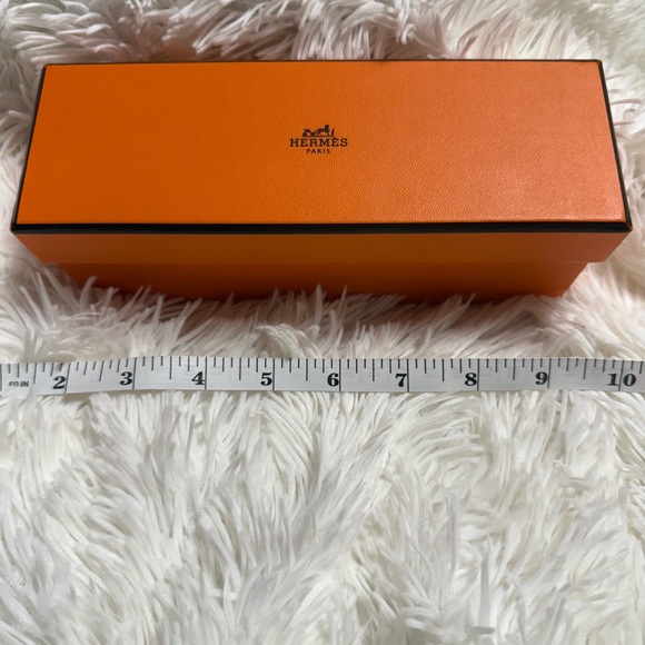 Hermes Box with Tissue Paper - Picture 1 of 4